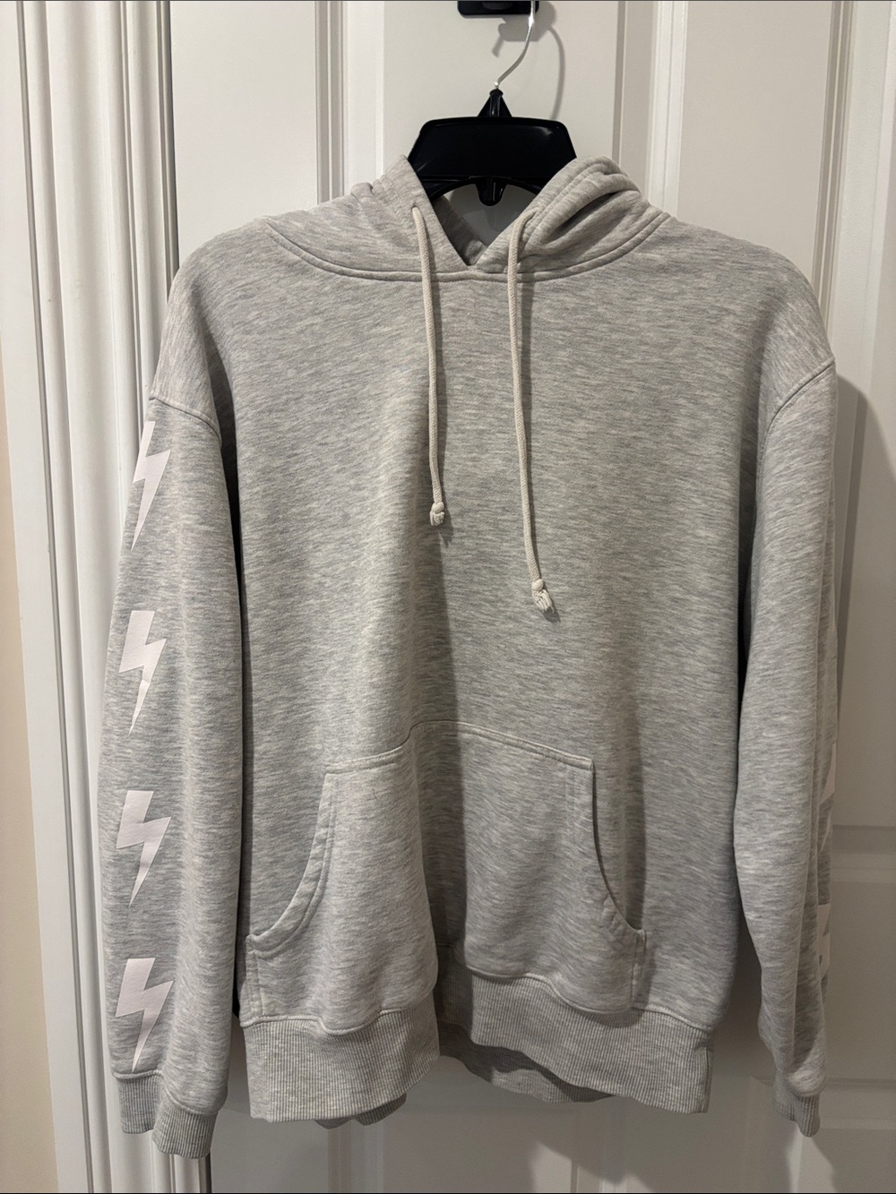 Starfit Women's Light Gray Pullover Hoodie with Sleeve Lightning Accents